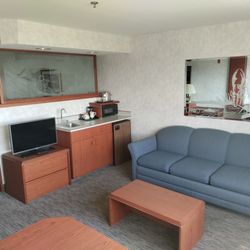 Shilo Inns - Klamath Falls - King Jr. Suite (sofa pullout bed)