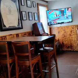 Del's Bar & Grill - Tables and jute box