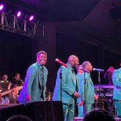 Harrah's Hoosier Park Casino Racetrack - Performing old standards