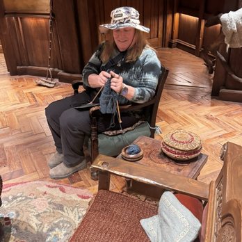 Hobbiton - In the Hobbit knitting - Tours Near Me - Matamata, WKO Hobbiton - In the Hobbit knitting - Tours Near Me - Matamata, WKO