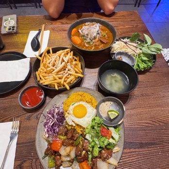 HEM Kitchen And Bar - Com Chien Bo Loc Lac, Mi Bo Kho, Khoai Tay Truffle - Vietnamese Near Me - Houston, Texas