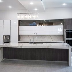 Luxe Italy kitchens - Modern kitchen installed in the West University area.
Materials:
Rovere Grey/Glossy white/Stopsol glass/
with gola handles.