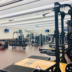 Genesis Health Clubs - 132nd & Center - Squat rack at 132nd & Central Genesis