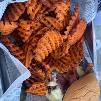 The Committed Pig - Baked Brie Burger - American Near Me - Summit, New Jersey