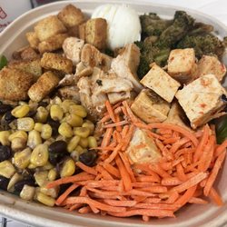 Lueberry - Salad with chicken, carrots, corn, boiled egg, and broccoli