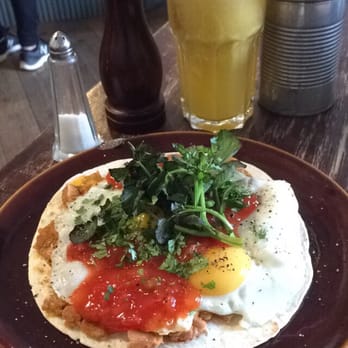 Granja Petitbo - Huevos rancheros (10) and nana juice (4) - Breakfast & Brunch Near Me - Barcelona, B