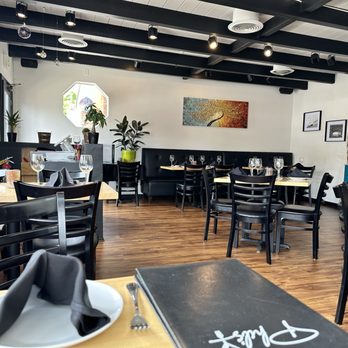 Phil’s - Dining room - American Near Me - Thousand Oaks, California Phil’s - Dining room - American Near Me - Thousand Oaks, California