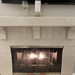 Fireplace in the room, complementary bottle of wine with a real glass! Fireplace in the room, complementary bottle of wine with a real glass!