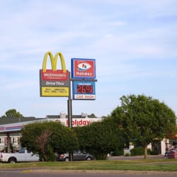 McDonald's - Outside the Holiday Stationstore with the Mc Donalds located inside
