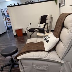 Rio Glow Aesthetics and Wellness - The chairs here are very comfortable