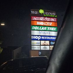 Walnut Grove Shopping Center - The sign