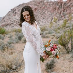 Elopement Las Vegas - Amanda w/Kristen Joy Photography Elopements Las Vegas/Emily Reno Location: Ash Springs at Red Rock Canyon (Las Vegas) Amy Wong Florals