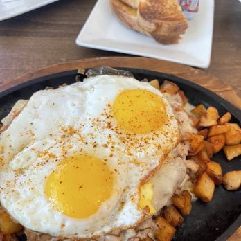 Toast Gio’s Breakfast & Lunch - Skillet breakfast with eggs - Breakfast & Brunch Near Me - Apache Junction, Arizona