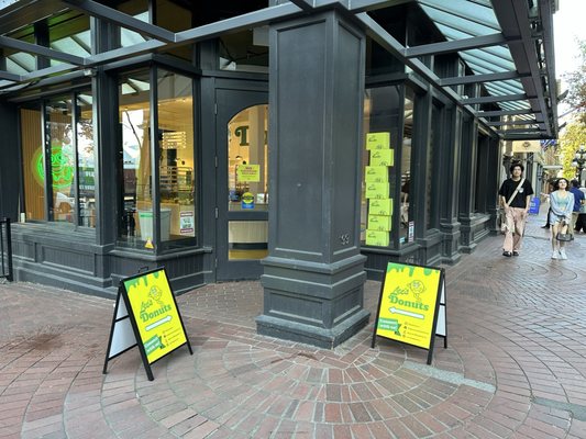 Lee's Donuts Gastown by null