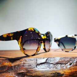 Meserall Vision & Hearing - sunglasses from France - Struktur