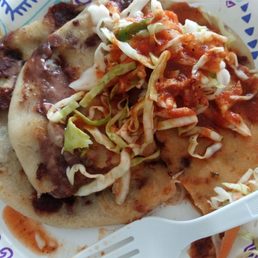 Popusa de frijo y queso. Salsa in the best. Spicy n great taste. Popusa de frijo y queso. Salsa in the best. Spicy n great taste.