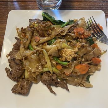 Cashew Thai Cuisine - Pad see ew - Thai Near Me - Seattle, Washington Cashew Thai Cuisine - Pad see ew - Thai Near Me - Seattle, Washington