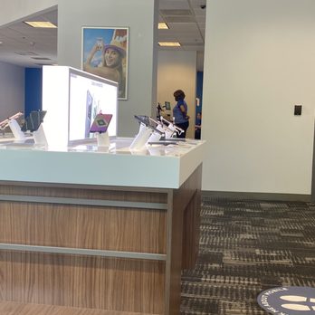Spectrum - 4 employees including a manager here, but only ONLY one assisting customers. There are 11 people in line. - Television Service Providers Near Me - Hilton Head, South Carolina