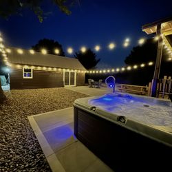 Timberline Cabins - Hot tub at the Hunters Haven Lodge