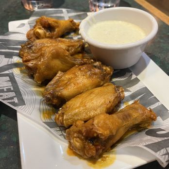 Smokey Bones Orlando - Happy Hour Hot Garlic Wings! - Barbeque Near Me - Orlando, Florida