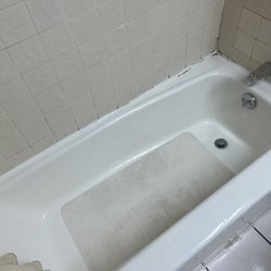 Traveler's Inn - Mold in the tub