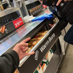 7-Eleven - Admiring the warm buns