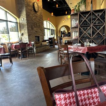 Aviva Brick Oven - the interior of a restaurant - Pizza Near Me - Warrendale, Pennsylvania