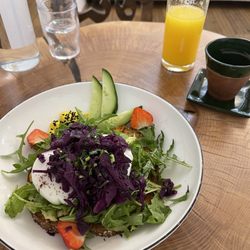 Schadzi Cafe - Avocadobrot mit pochiertem Ei, frischer gepresster Orangensaft und Verlängerter (Kaffee)