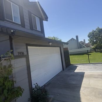 Gomez Diaz Roofing - Before with old leaking gutter - Roofing Near Me