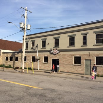 Fraser Tavern - the exterior of the restaurant - Nightlife Near Me - North Bay, Ontario