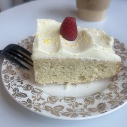 Lemon bar and lemon cake = perfection. Lemon bar and lemon cake = perfection.