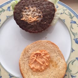 American Hot - Ich erwarte nicht viel von Lieferessen, aber das ist schon fragwürdig. Keine Ahnung, ob das Soße oder Käse aus der Tube ist.