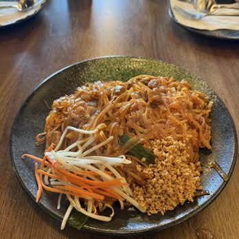 Siam Station - pad thai w/ chicken - Thai Near Me - Milpitas, California Siam Station - pad thai w/ chicken - Thai Near Me - Milpitas, California