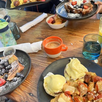 Cafe on 27 - Daddy's combo French toast and eggs Benedict - Breakfast & Brunch Near Me - Topanga, California