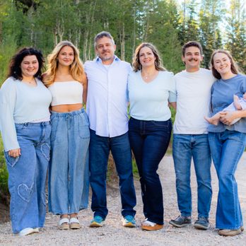 Lilly Wade Photo - Family Photos in Southern Utah in the forest - Session Photography Near Me Lilly Wade Photo - Family Photos in Southern Utah in the forest - Session Photography Near Me