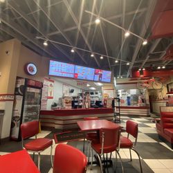 Freddy's Frozen Custard & Steakburgers - Restaurant inside