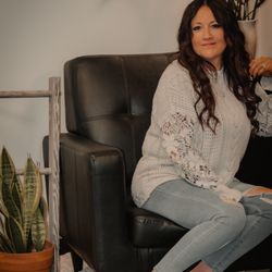 Salon 4 - Hello! I'm Julia. I'm a owner/operator for Salon 4. I have 20 years of experience in Nail care.