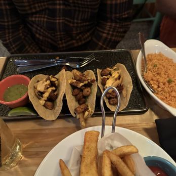 Bitol Mexican Kitchen & Handcrafted Cantina - Tacos de pollo and Bitol fries - Cocktail Bars Near Me - Clifton, New Jersey Bitol Mexican Kitchen & Handcrafted Cantina - Tacos de pollo and Bitol fries - Cocktail Bars Near Me - Clifton, New Jersey