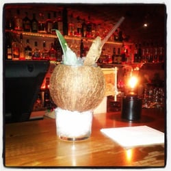 Tiki Room - Drink i kokosnöt på is.