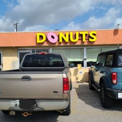 Dutch Maid Donuts - Out front
