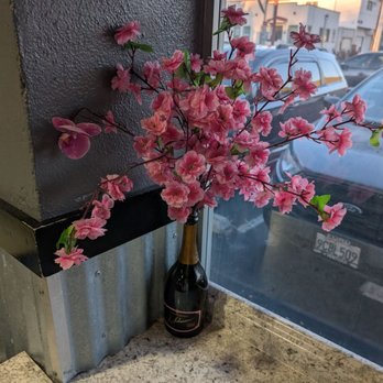 weho laundry - Faux flowers on a table for a nice touch. - Laundromat Near Me - West Hollywood, California weho laundry - Faux flowers on a table for a nice touch. - Laundromat Near Me - West Hollywood, California