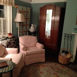 Dr Dodson House Bed & Breakfast - Harrison room sitting area