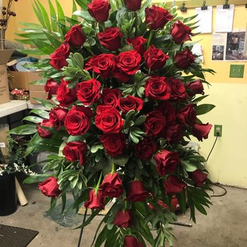 Tierra Linda Designs - Now THAT'S a spray of roses! - Florists Near Me - Tucson, Arizona Tierra Linda Designs - Now THAT'S a spray of roses! - Florists Near Me - Tucson, Arizona