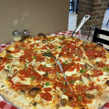 Grimaldi's Pizzeria - Pizza with mushroom, chicken, garlic and green bell peppers - Pizza Near Me - Austin, Texas