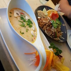 Erawan - Zuppa di pollo con latte di cocco zenzero e funghi.