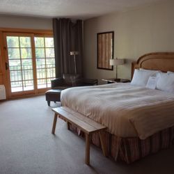 The Lodge at Riverside - Deluxe King Top Floor Riverview