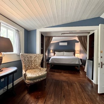 Barncastle Hotel & Restaurant - the bedroom - German Near Me - Blue Hill, Maine Barncastle Hotel & Restaurant - the bedroom - German Near Me - Blue Hill, Maine