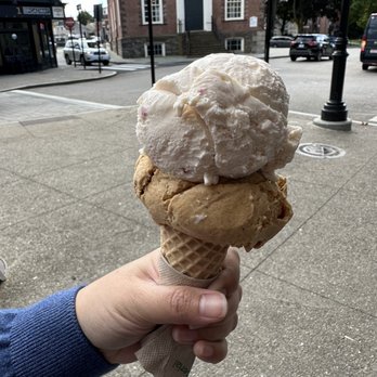 Get The Scoop - Strawberry and pumpkin spice latte ice cream - Ice Cream & Frozen Yogurt Near Me - Newport, Rhode Island Get The Scoop - Strawberry and pumpkin spice latte ice cream - Ice Cream & Frozen Yogurt Near Me - Newport, Rhode Island