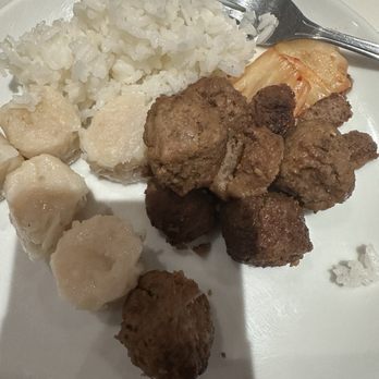 United Club - 6/10/2025 7:48 pm Meatballs, shumai, kim chee - Airport Lounges Near Me - Honolulu, Hawaii United Club - 6/10/2025 7:48 pm Meatballs, shumai, kim chee - Airport Lounges Near Me - Honolulu, Hawaii