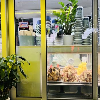 Peek A Treat - Pavlova Cheesecake, Guanábana Soursop, Mango Passion Fruit, Dulce de Leche, and Strawberry (or should I say Starberry ) - Food Trucks Near Me - Miami, Florida